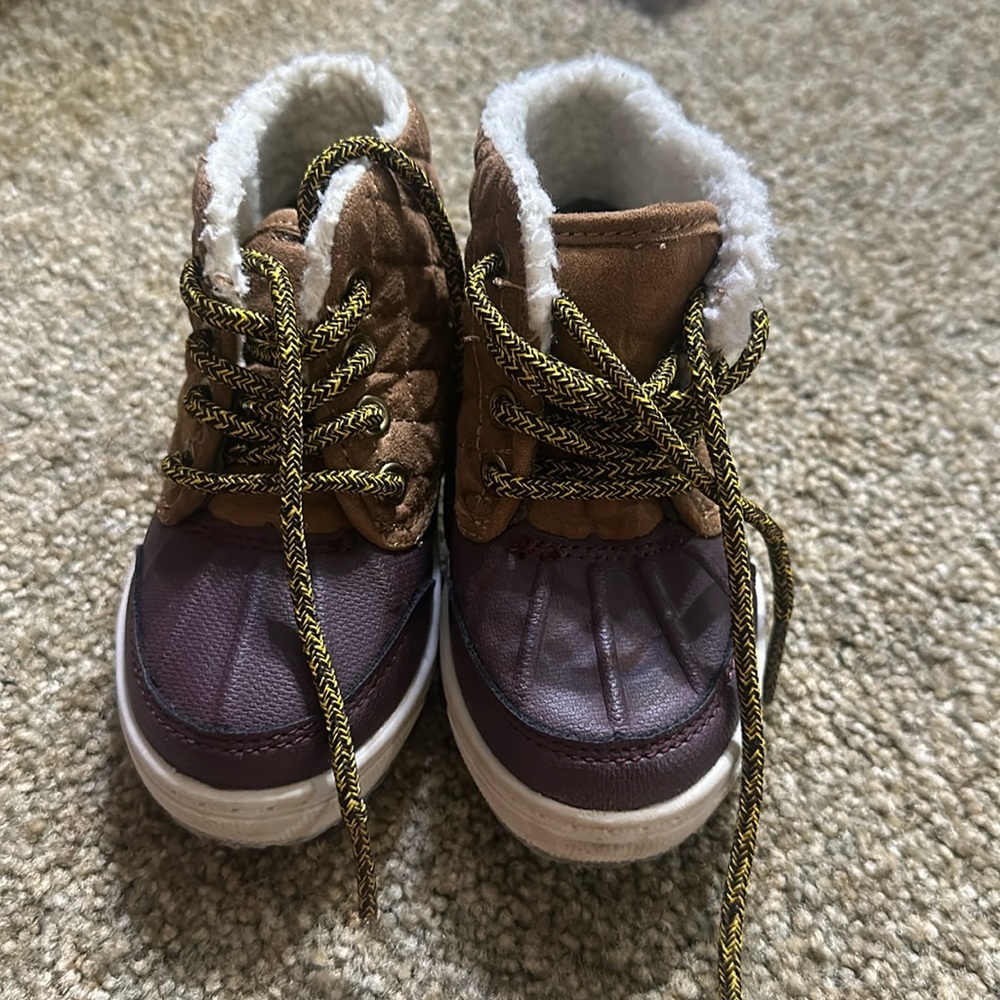 Toddlers Osh Kosh B Gosh duck boot.